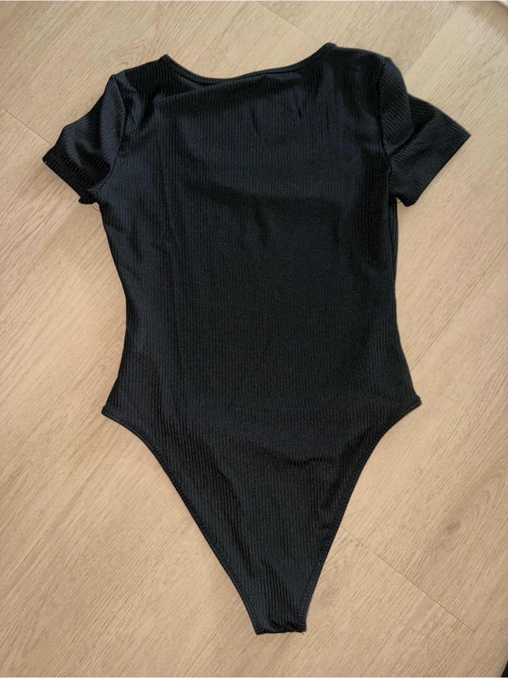 SHEIN Black Ribbed Scoop Neck Short Sleeve Bodysuit - Picture 4 of 4